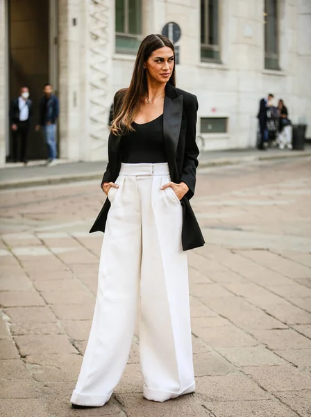 MILAN, Italy- 22 Eylül 2022: Melissa Satta Milano 'da sokakta.