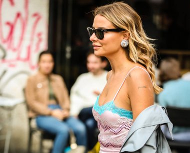 MILAN, Italy- 23 Eylül 2022: Veronica Ferraro Milano 'da sokakta.