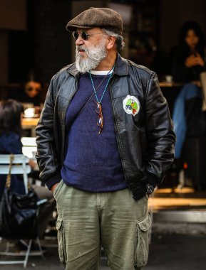 MILAN, Italy- 23 Eylül 2022: Gianni Fontana Milano 'da sokakta.