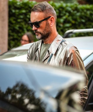 MILAN, Italy- 23 Eylül 2022: Federico Rocca Milano 'da sokakta.