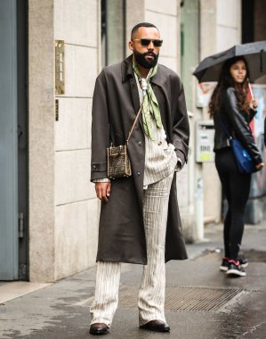 MILAN, Italy- 24 Eylül 2022: Jean-Claude Mpassy Milano 'da sokakta.