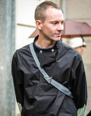 MILAN, Italy- 24 Eylül 2022: Dan Thawley Milano 'da sokakta.