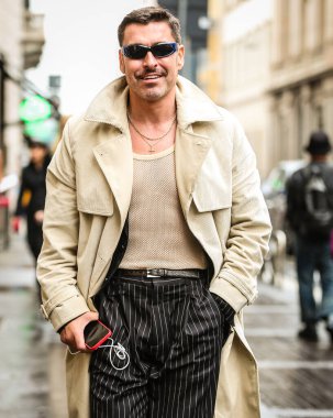 MILAN, Italy- 24 Eylül 2022: Alex Badia Milano 'da sokakta.