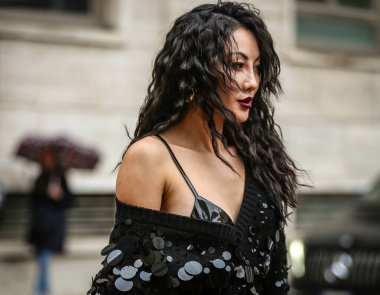 MILAN, Italy- 24 Eylül 2022: Jessica Wang Milano 'da sokakta.
