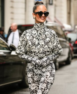 MILAN, Italy- 24 Eylül 2022: Anna Rosa Vitiello Milano 'da sokakta.