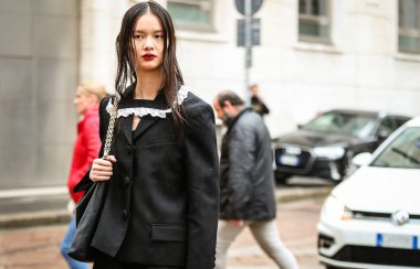 MILAN, Italy- 24 Eylül 2022: Milano 'da Sokakta Kadınlar.