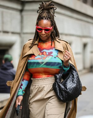 MILAN, Italy- 25 Eylül 2022: Milano 'da Kadınlar Sokakta.