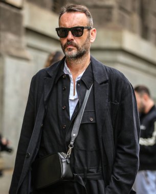 MILAN, Italy- 25 Eylül 2022: Federico Rocca Milano 'da sokakta.