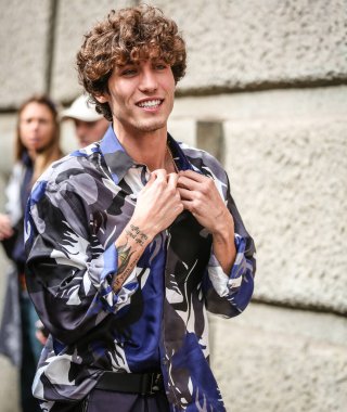 MILAN, Italy- 25 Eylül 2022: Milano 'da Sokaktaki Adamlar.