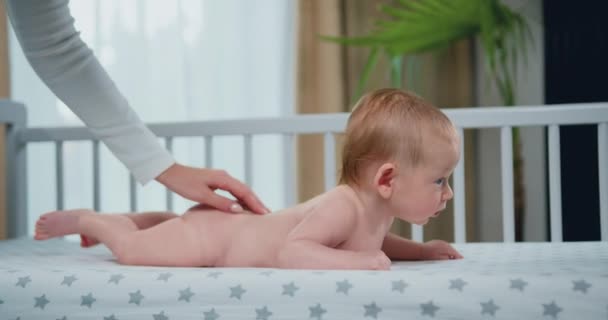 Liten Naken Nyfödd Kaukasisk Pojke Ligger Magen Medan Mödrar Händer — Stockvideo