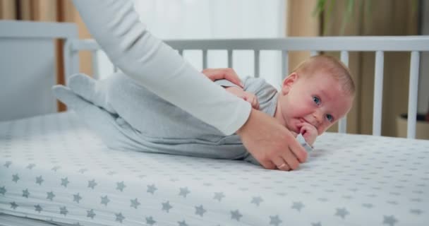 Menino Primeiro Virar Estômago Berço Branco Com Ajuda Das Mães — Vídeo de Stock