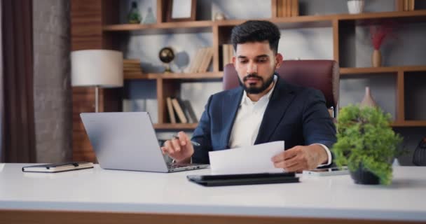Pengusaha Fokus Mengetik Laptop Melakukan Penelitian Kantor Modern Pria Pengusaha — Stok Video