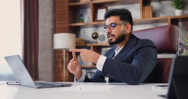 Genç Mutlu Hintli Erkek Modern Ofisteki Bilgisayar Kullanarak Webinar Video — Stok video