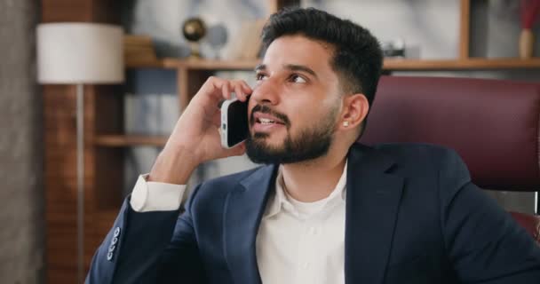 Fiatalember Házban Okostelefonon Beszél Irodai Alkalmazottban Mobiltelefonnal Hallgatja Ügyfél Panaszait — Stock videók