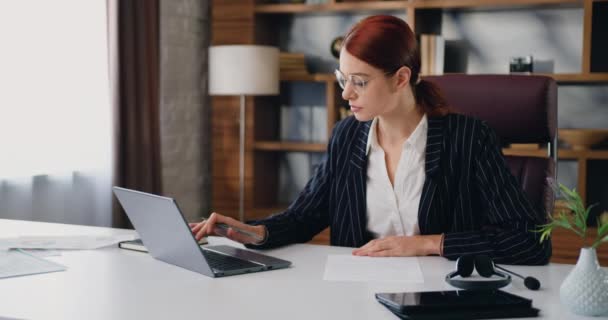 Porträt Einer Büroangestellten Bei Der Täglichen Arbeit Mit Dem Laptop — Stockvideo