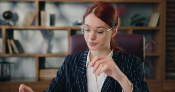 Employé Stressé Femme Affaires Souffrant Fatigue Frotter Les Yeux Secs — Video