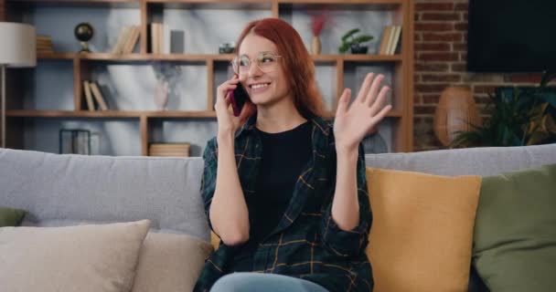 Wanita Kaukasia Berambut Merah Tersenyum Sofa Nyaman Berbicara Smartphone Potret — Stok Video