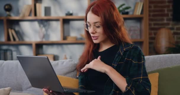Mosolygó Fiatal Aki Online Beszélgetés Keresztül Videohívás Dolgozik Otthonról Laptop — Stock videók