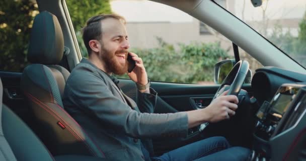 Młody Kierowca Dzwoni Przez Telefon Koncepcja Pojazd Transport Pewny Siebie — Wideo stockowe