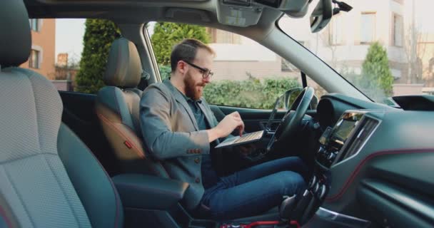 Şoför Koltuğunda Otururken Dizüstü Bilgisayarda Çalışan Daktilo Yazan Bir Adamın — Stok video