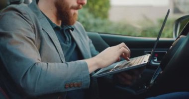 Yakın plan iş adamı dizüstü bilgisayarı el kamerasıyla kullanıyor ve daktilo ediyor. Teknoloji konsepti. Yavaş çekim.