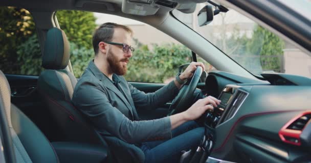 Beyaz Adamının Arabadaki Dokunmatik Ekranda Yazı Yazıp Kaydırdığı Yan Görüntü — Stok video
