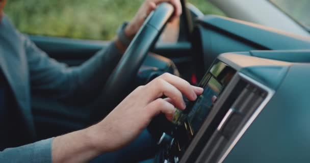 Ismeretlen Fiatalember Keze Melynek Beírásához Koordinátákra Volt Szükség Navigátor Érintőképernyőjén — Stock videók