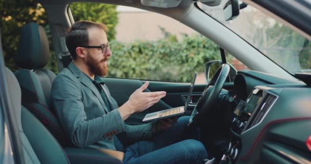 Bonito Empresário Sentado Veículo Sem Motorista Falando Videochamada Laptop Freelancer — Vídeo de Stock