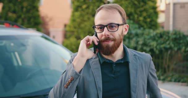 Caucasiano Empresário Confiante Ficar Rua Cidade Falando Telefone Celular Livre — Vídeo de Stock