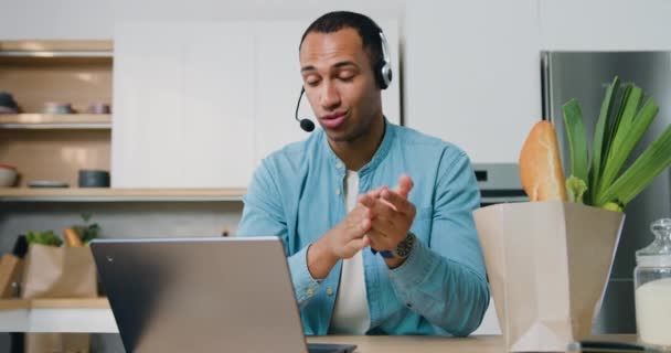 Çeride Oturan Afrikalı Amerikalı Adam Kulaklık Takıyor Video Aracılığıyla Müşteriyle — Stok video