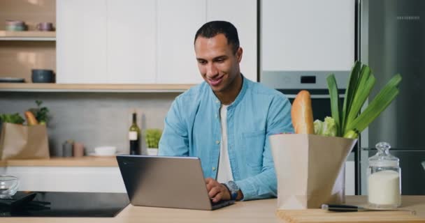 Sorridente Uomo Razza Mista Utilizzando Computer Portatile Uso Accogliente Cucina — Video Stock