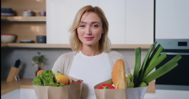 Retrato Feliz Mujer Carismática Confiada Pie Cocina Moderna Solo Mirando — Vídeos de Stock