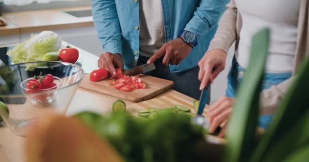 Close Mãos Masculinas Cortando Tomates Com Faca Cozinha Enquanto Homem — Vídeo de Stock