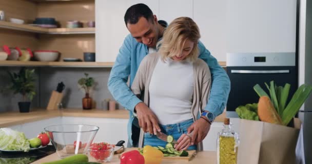 Ευτυχισμένος Άντρας Και Γυναίκα Ετοιμάζει Και Μαγειρεύει Υγιεινή Σαλάτα Λαχανικά — Αρχείο Βίντεο