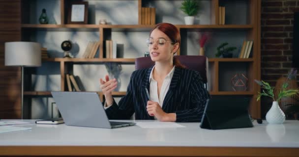 Genç Mutlu Bir Kadın Modern Ofisteki Bilgisayar Kullanarak Webinar Video — Stok video