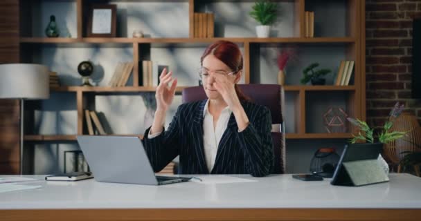 ビジネスマンは頭痛に悩まされ 過労で疲れ 情報が溢れています ストレスの多い社員Olはオフィスの職場で疲れた目をこすり — ストック動画
