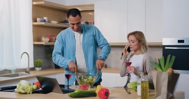 Familia Feliz Casa Juntos Mujer Sonriente Conversando Por Teléfono Cocina — Vídeos de Stock