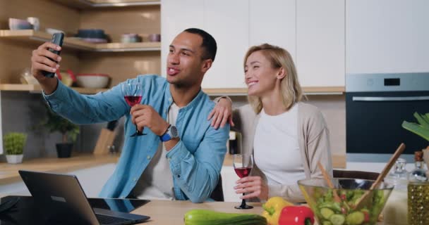 Famille Détendue Buvant Vin Rouge Dans Cuisine Ensemble Couple Faisant — Video