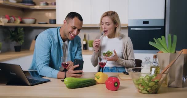 Familia Joven Multicultural Utilizando Teléfono Cocina Moderna Hombre Mostrando Algo — Vídeo de stock