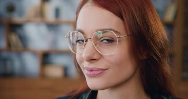 Portrét Atraktivní Žena Sedí Gauči Pocit Sebevědomí Při Pohledu Kamery — Stock video
