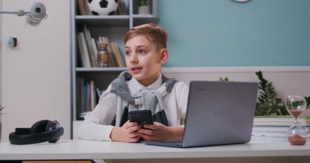 Menino Casa Online Escolaridade Rapaz Está Fazer Trabalhos Casa Mesa — Vídeo de Stock