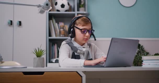 Porträt Eines Jungen Mit Kopfhörern Glücklicher Junge Sitzt Seinem Schreibtisch — Stockvideo