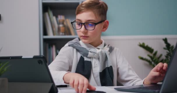 Bilgisayar Laptopuyla Evde Online Okul Dersine Katılan Bir Çocuk Çocuk — Stok video