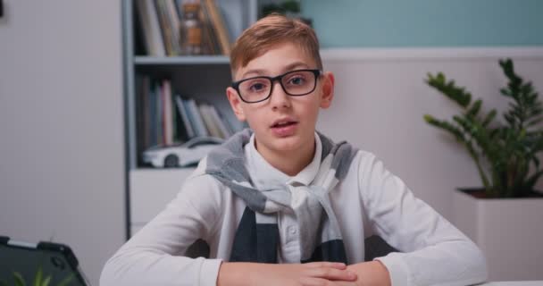 Kapalı Portre Küçük Çocuk Evde Masada Oturup Kameraya Bak Köylü — Stok video