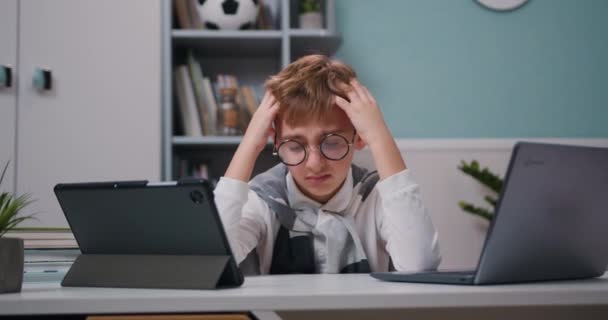 Tiener Jongen Hoofdpijn Terwijl Afstandsonderwijs Met Laptop Thuis Probleem Lijden — Stockvideo