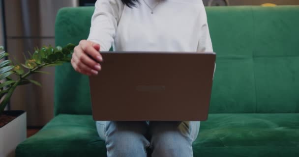 Frauenhände Beenden Ihren Arbeitstag Hause Und Schließen Einen Laptop Aus — Stockvideo