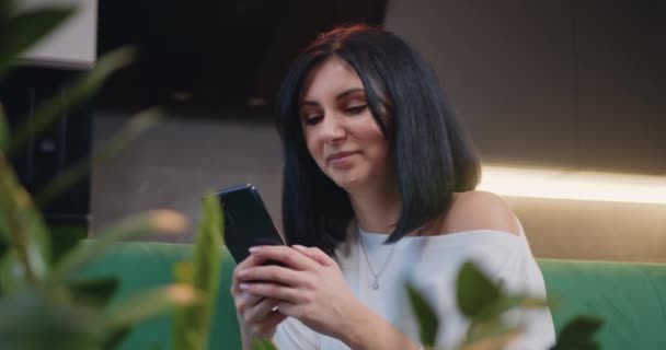 Pretty Woman Sit Kitchen Hold Smart Phone Talk Speakerphone Female — Vídeos de Stock