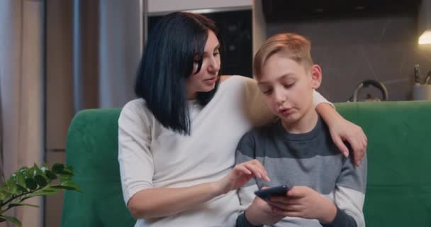 Mother Son Sitting Sofa Home Adult Mom Teaching Cute Kid — Stok video