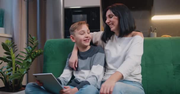 Menino Mulher Jogando Jogo Tablet Filho Mãe Sentados Sofá Compartilhando — Vídeo de Stock