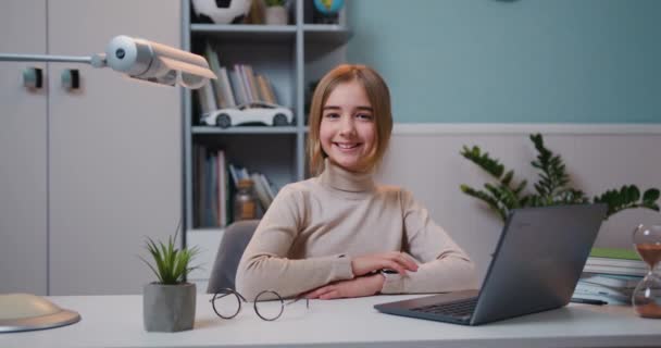 Portret Uśmiechniętej Letniej Dziewczynki Siedzącej Przy Stole Domu Inteligentna Uczennica — Wideo stockowe